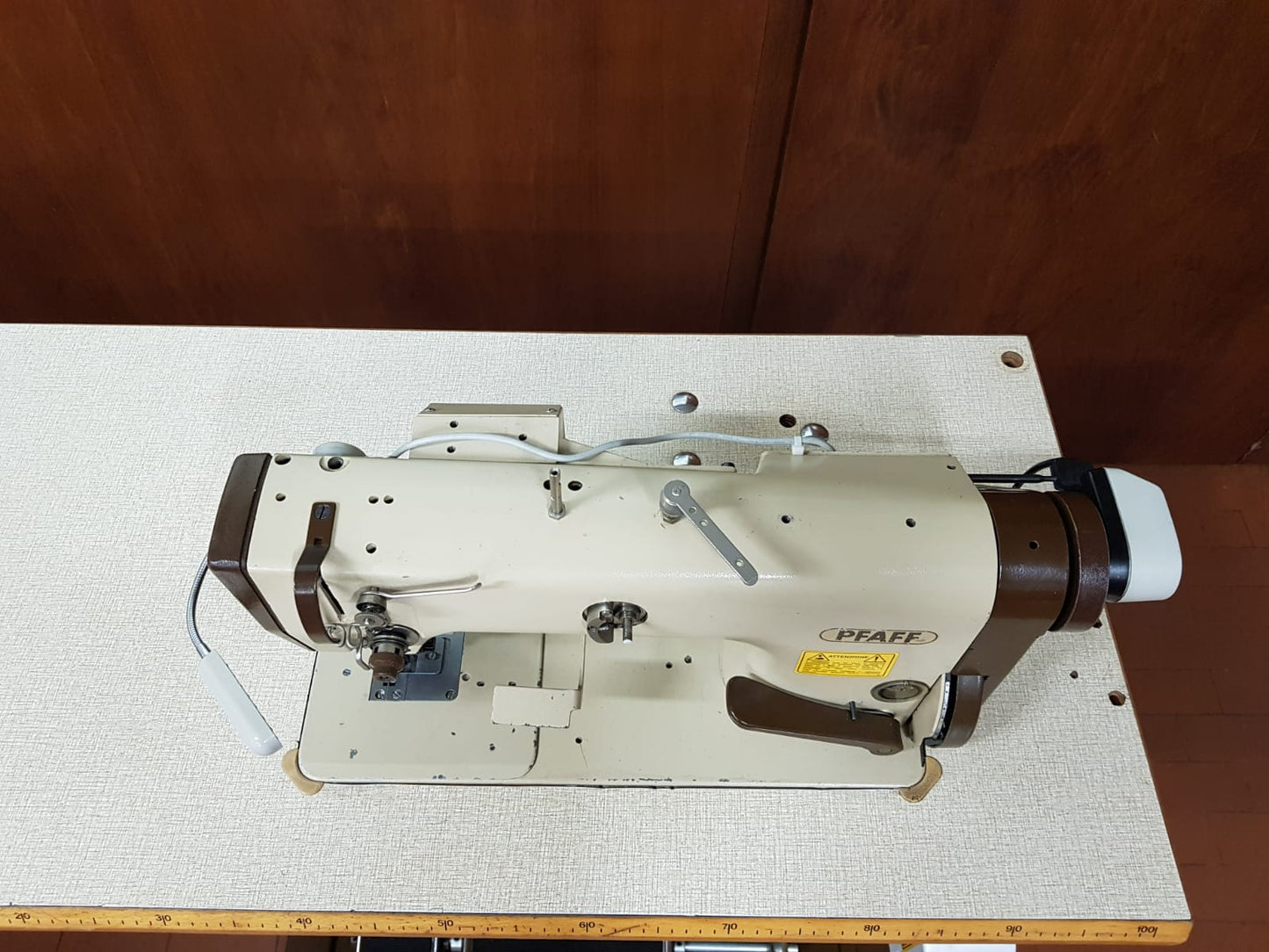 Pfaff cucitaglia con coltello rifilatore e trasporto d'ago