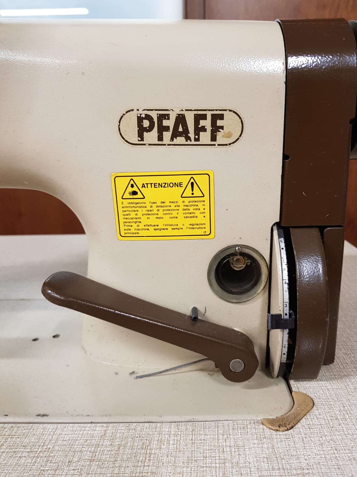 Pfaff cucitaglia con coltello rifilatore e trasporto d'ago
