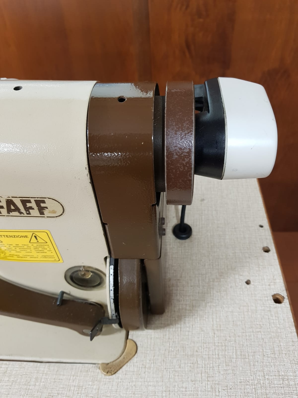 Pfaff cucitaglia con coltello rifilatore e trasporto d'ago