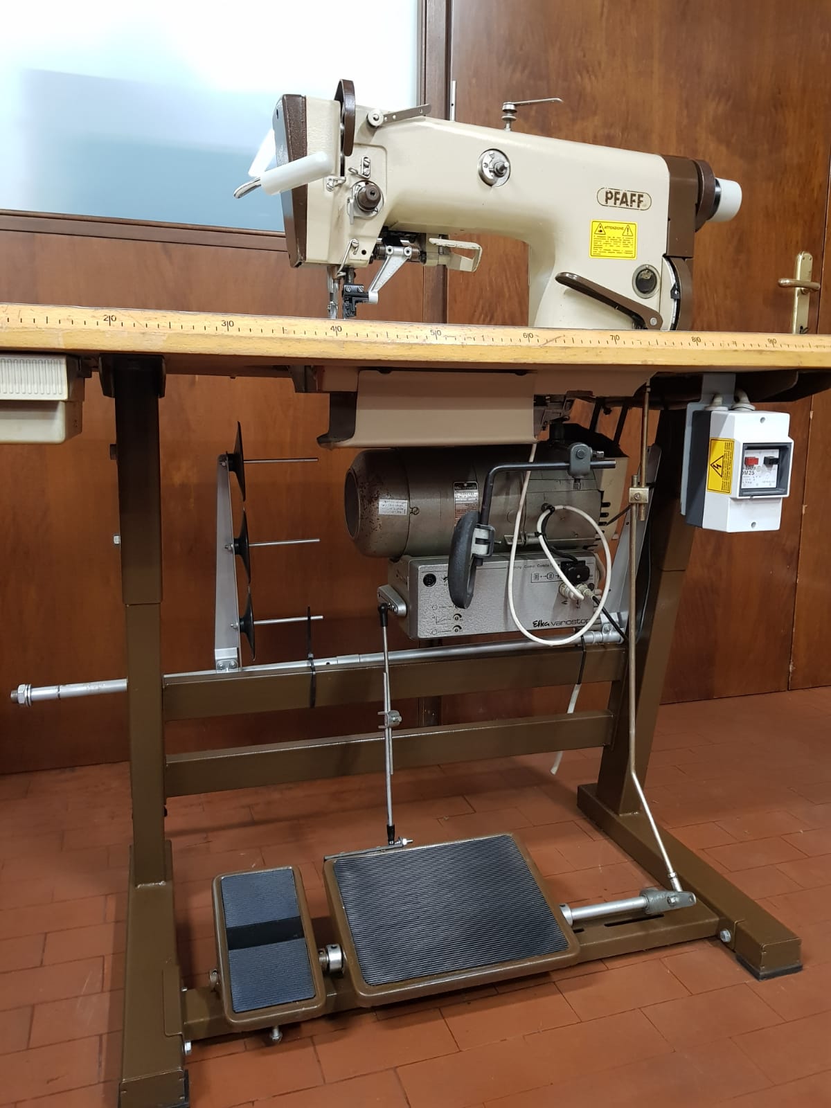 Pfaff cucitaglia con coltello rifilatore e trasporto d'ago
