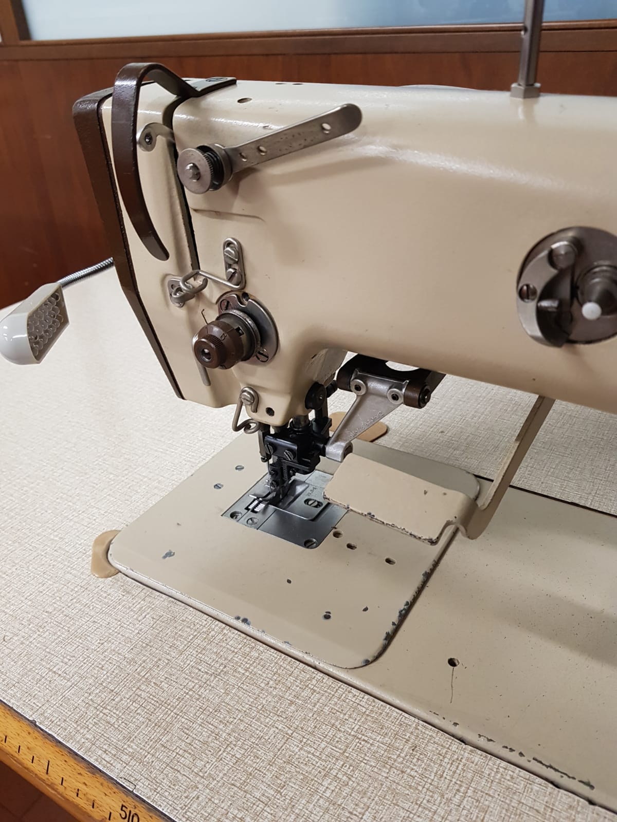 Pfaff cucitaglia con coltello rifilatore e trasporto d'ago