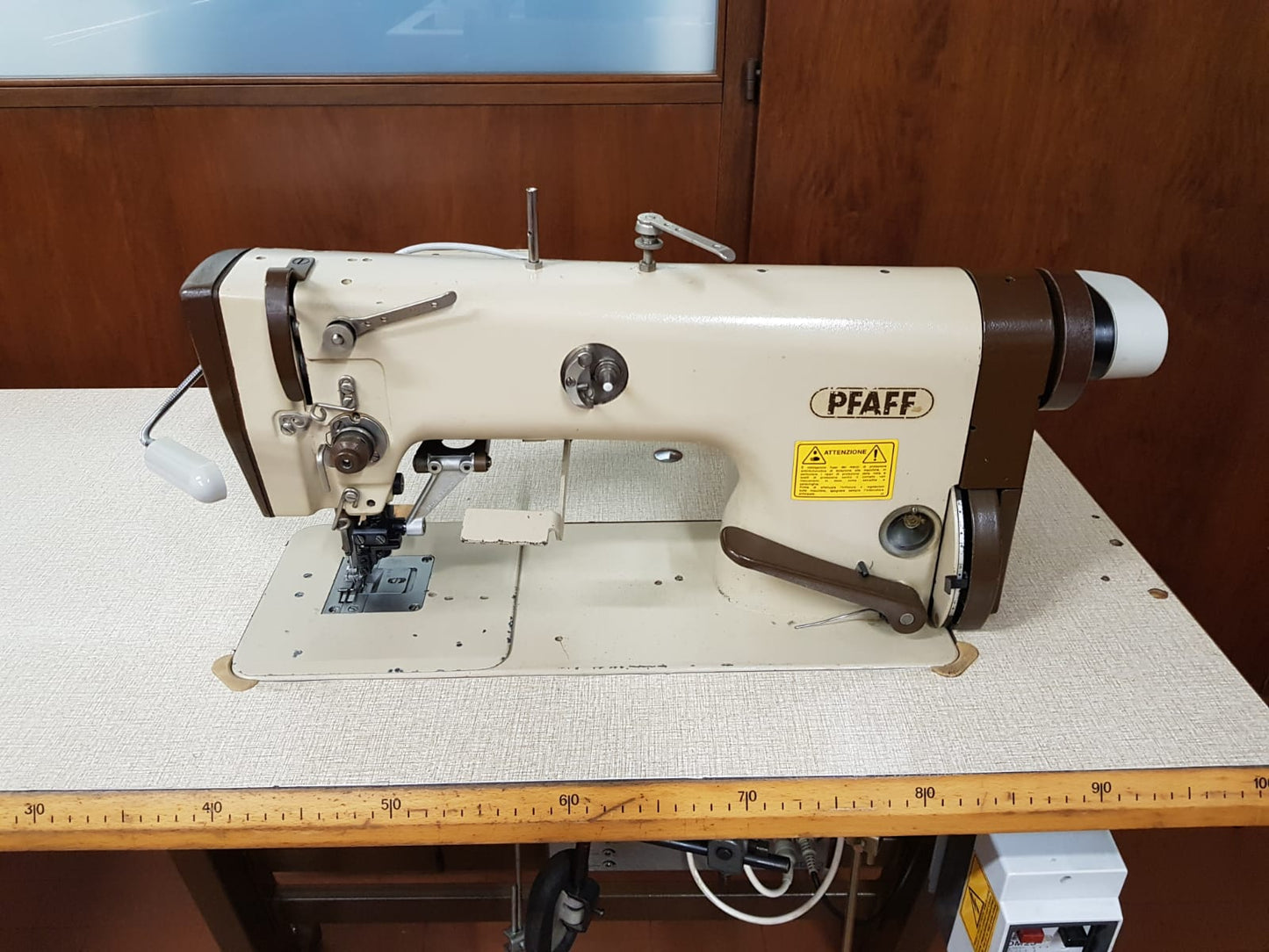 Pfaff cucitaglia con coltello rifilatore e trasporto d'ago