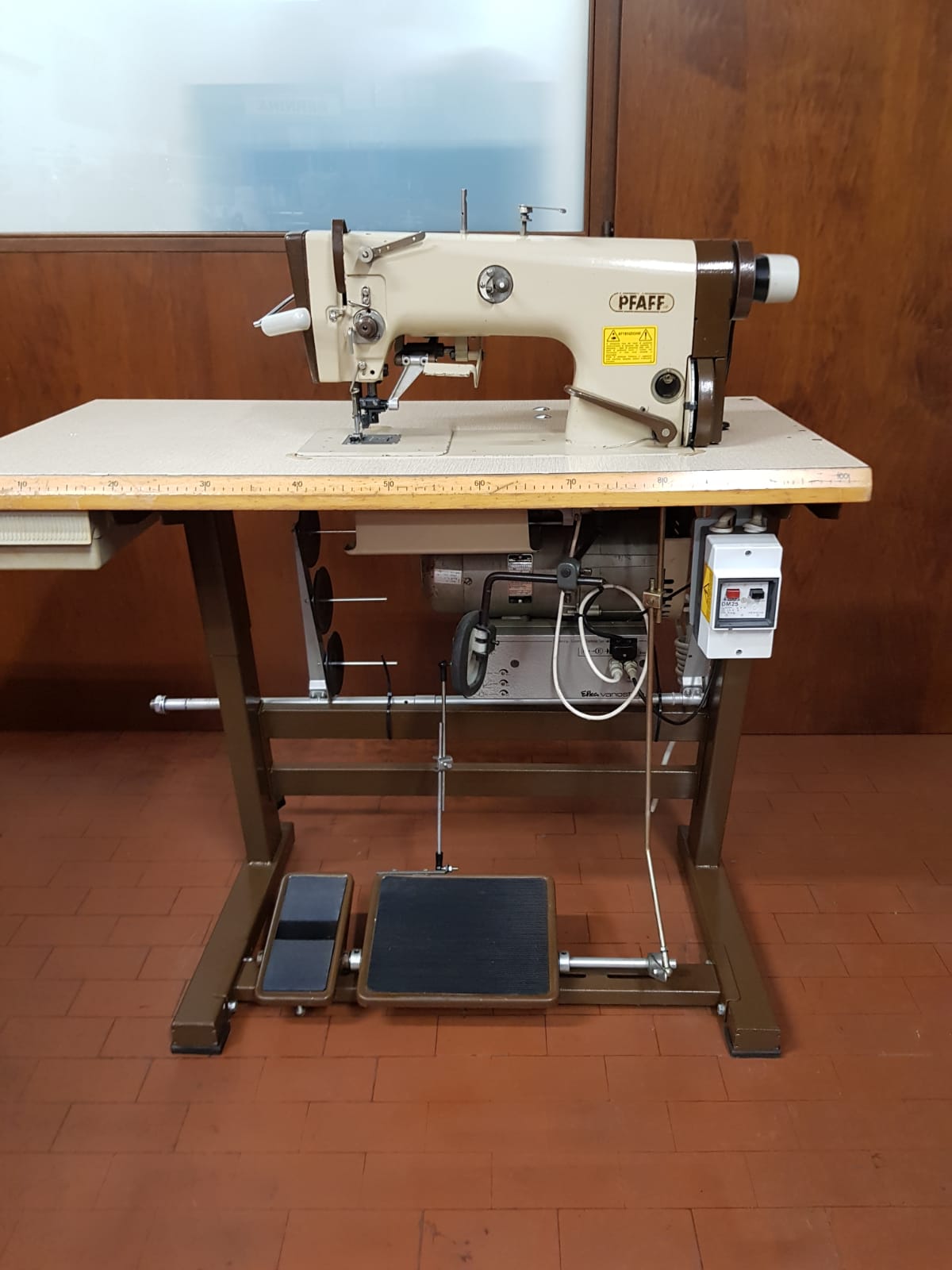 Pfaff cucitaglia con coltello rifilatore e trasporto d'ago