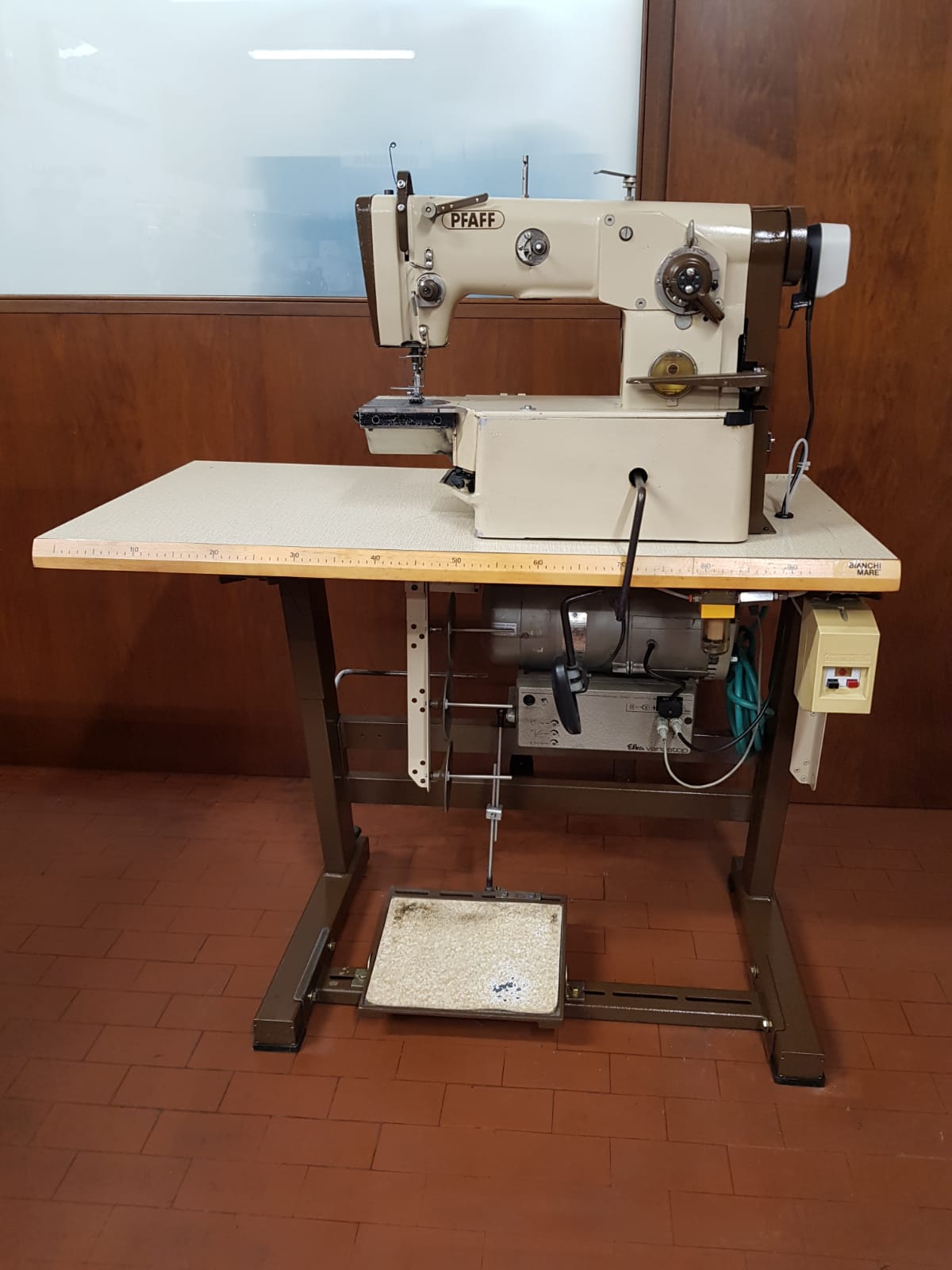 Macchina Pfaff zig-zag rasafilo a braccio