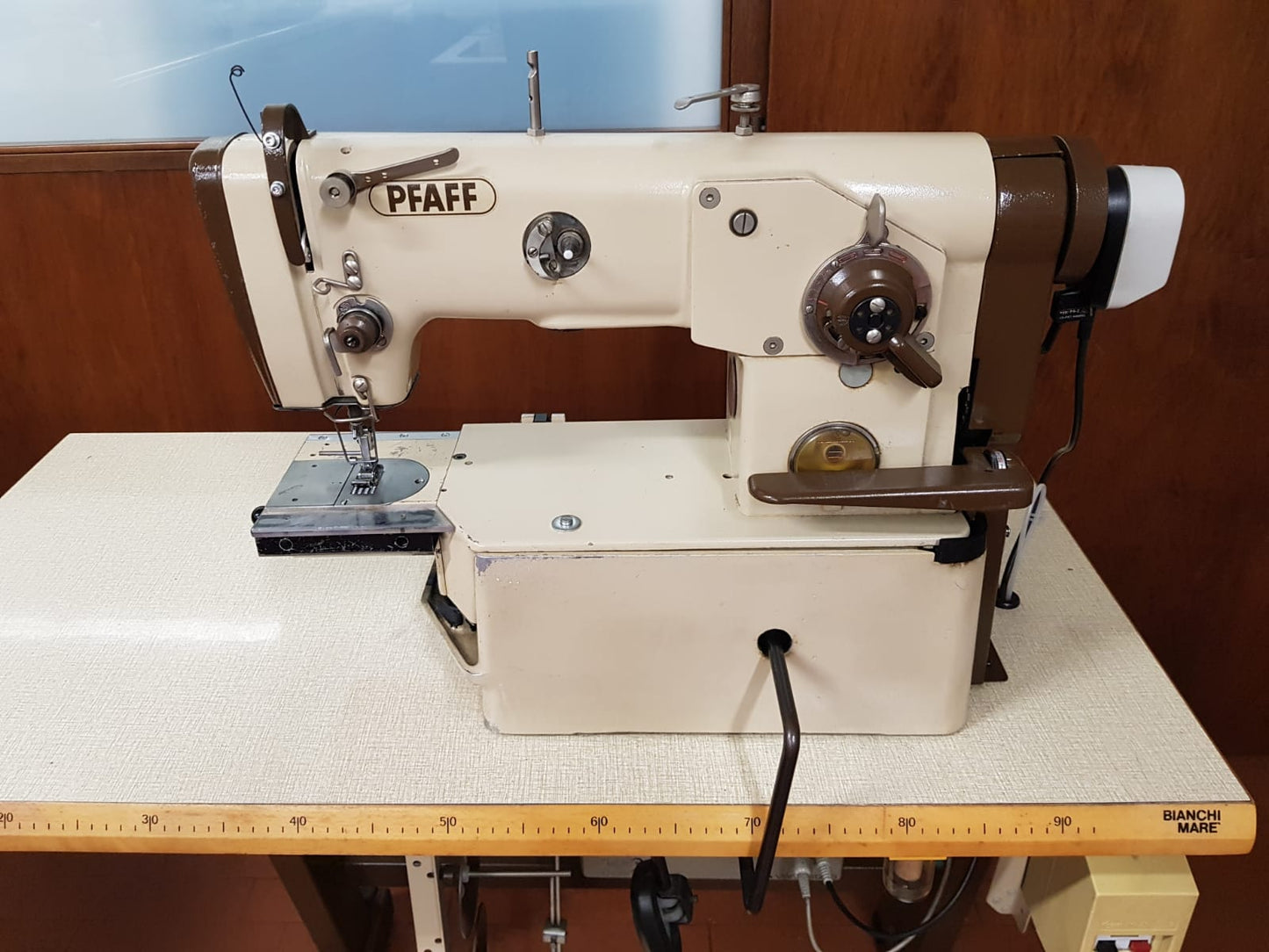 Macchina Pfaff zig-zag rasafilo a braccio