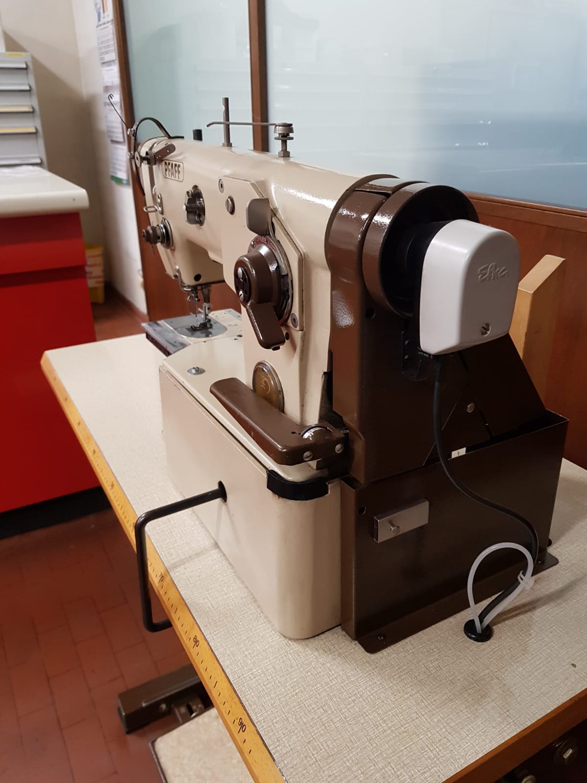 Macchina Pfaff zig-zag rasafilo a braccio