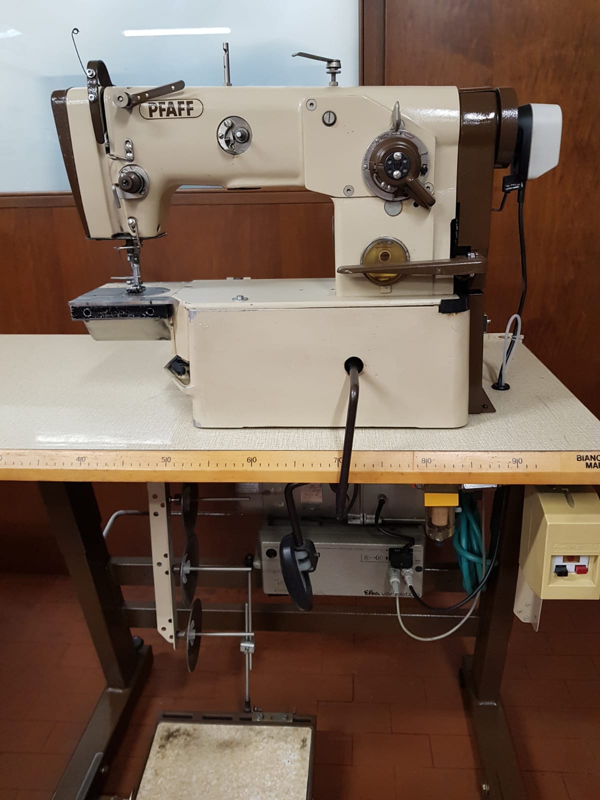 Macchina Pfaff zig-zag rasafilo a braccio
