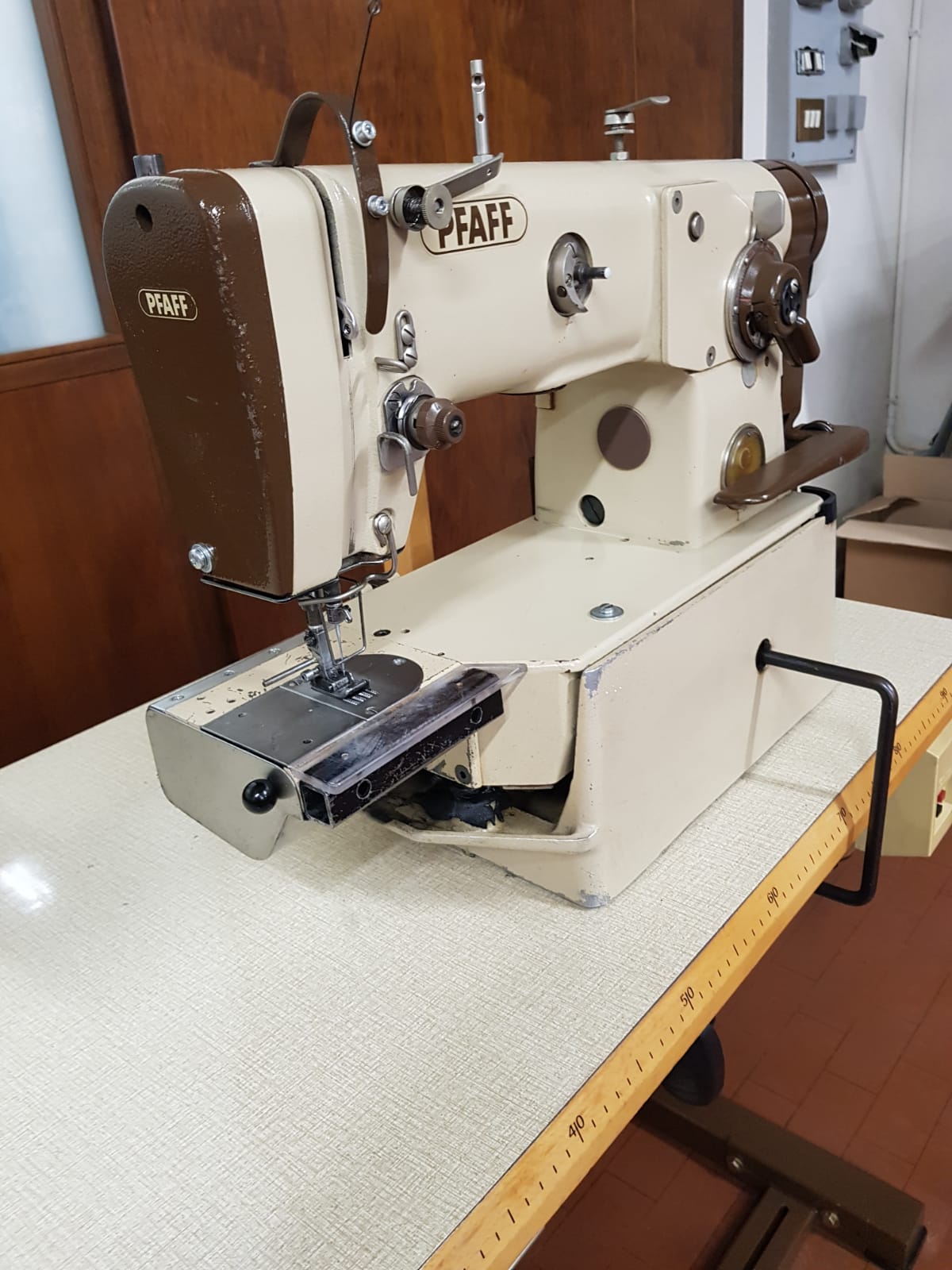 Macchina Pfaff zig-zag rasafilo a braccio