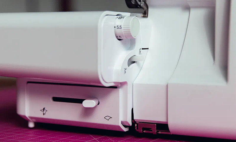 Brother Airflow 3000 Tagliacuci con infilatura elettronica a getto d’aria