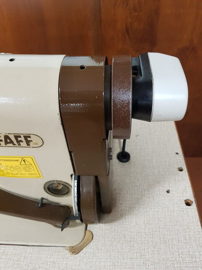 Pfaff cucitaglia con coltello rifilatore e trasporto d'ago